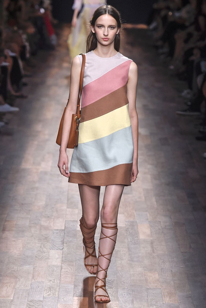 Valentino RTW Spring 2015。华伦天奴2015春夏高级成衣设计师组合Maria Grazia Chiuri和Pierpaolo Piccioli本季以18世纪英国上流社会年轻弟子毕业前会进行的环欧洲之旅 (the Grand Tour) 为灵感，并着重将目光锁定在了罗马、威尼斯、那不勒斯等等几个重要的意大利城市，在2015春夏季为Valentino女性塑造了一个奇妙的欧洲旅行衣橱。