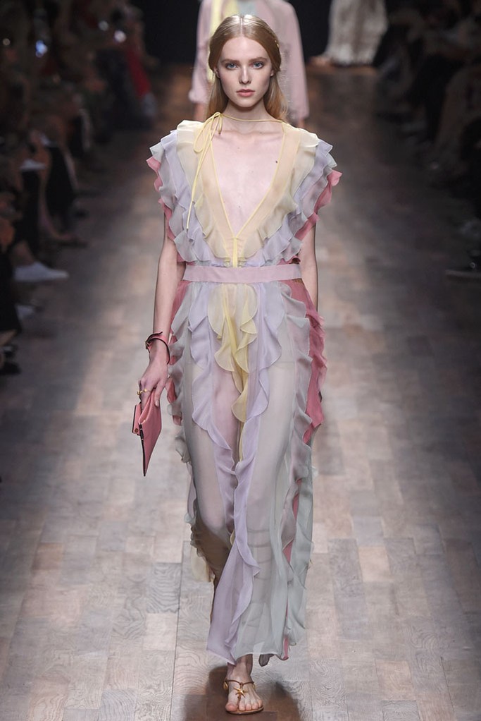 Valentino RTW Spring 2015。华伦天奴2015春夏高级成衣设计师组合Maria Grazia Chiuri和Pierpaolo Piccioli本季以18世纪英国上流社会年轻弟子毕业前会进行的环欧洲之旅 (the Grand Tour) 为灵感，并着重将目光锁定在了罗马、威尼斯、那不勒斯等等几个重要的意大利城市，在2015春夏季为Valentino女性塑造了一个奇妙的欧洲旅行衣橱。