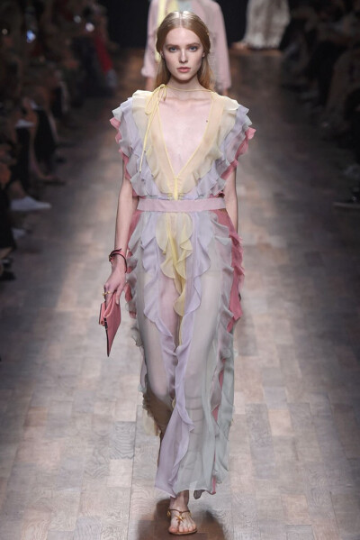 Valentino RTW Spring 2015。华伦天奴2015春夏高级成衣设计师组合Maria Grazia Chiuri和Pierpaolo Piccioli本季以18世纪英国上流社会年轻弟子毕业前会进行的环欧洲之旅 (the Grand Tour) 为灵感，并着重将目光锁定在…