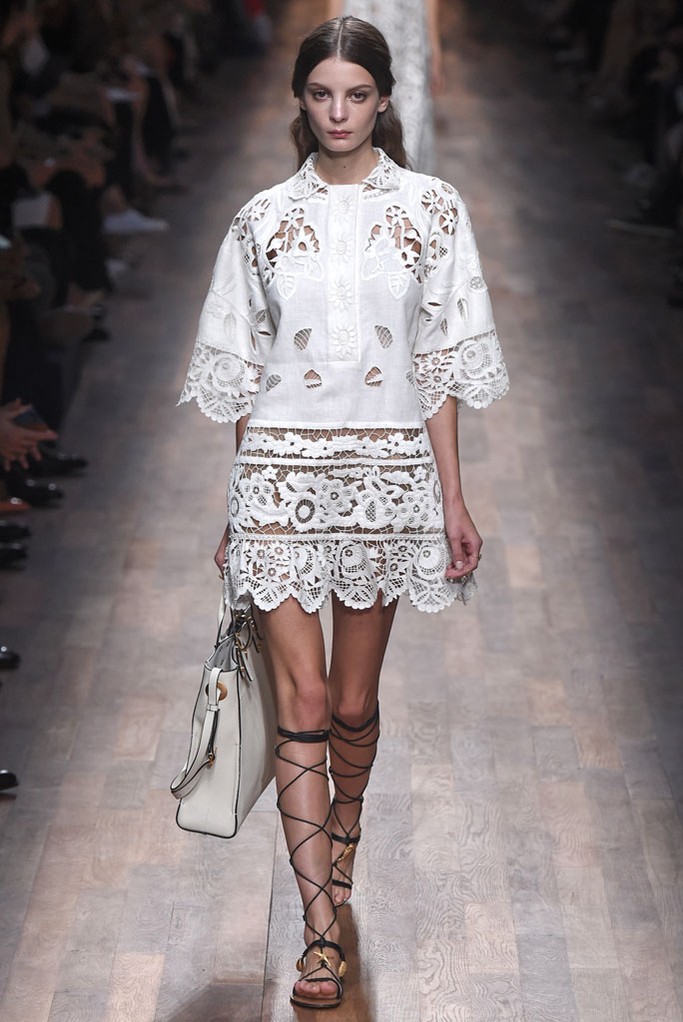 Valentino RTW Spring 2015。华伦天奴2015春夏高级成衣设计师组合Maria Grazia Chiuri和Pierpaolo Piccioli本季以18世纪英国上流社会年轻弟子毕业前会进行的环欧洲之旅 (the Grand Tour) 为灵感，并着重将目光锁定在了罗马、威尼斯、那不勒斯等等几个重要的意大利城市，在2015春夏季为Valentino女性塑造了一个奇妙的欧洲旅行衣橱。