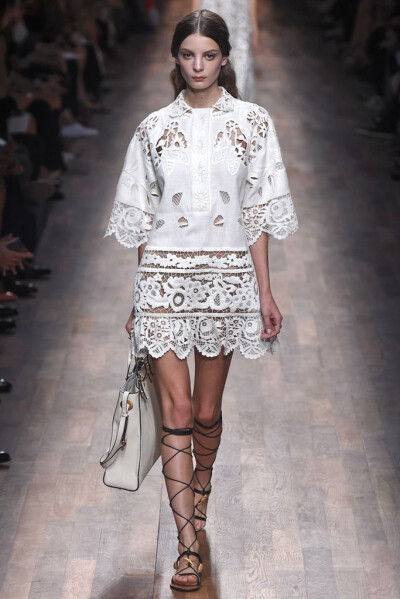 Valentino RTW Spring 2015。华伦天奴2015春夏高级成衣设计师组合Maria Grazia Chiuri和Pierpaolo Piccioli本季以18世纪英国上流社会年轻弟子毕业前会进行的环欧洲之旅 (the Grand Tour) 为灵感，并着重将目光锁定在…