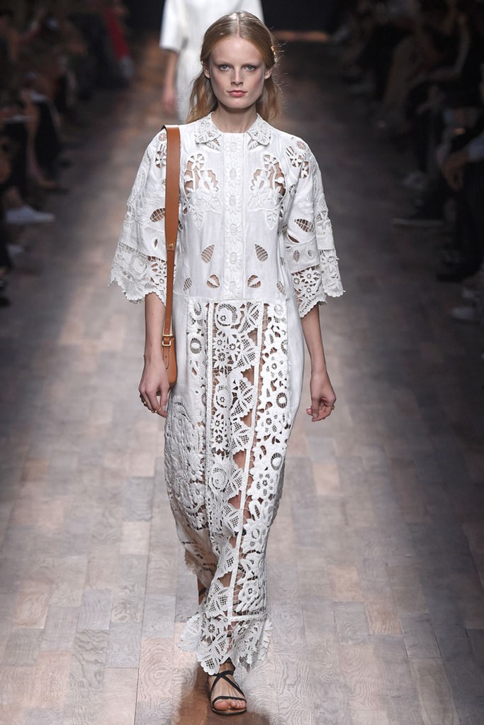 Valentino RTW Spring 2015。华伦天奴2015春夏高级成衣设计师组合Maria Grazia Chiuri和Pierpaolo Piccioli本季以18世纪英国上流社会年轻弟子毕业前会进行的环欧洲之旅 (the Grand Tour) 为灵感，并着重将目光锁定在了罗马、威尼斯、那不勒斯等等几个重要的意大利城市，在2015春夏季为Valentino女性塑造了一个奇妙的欧洲旅行衣橱。