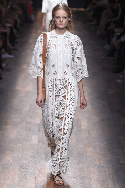 Valentino RTW Spring 2015。华伦天奴2015春夏高级成衣设计师组合Maria Grazia Chiuri和Pierpaolo Piccioli本季以18世纪英国上流社会年轻弟子毕业前会进行的环欧洲之旅 (the Grand Tour) 为灵感，并着重将目光锁定在…