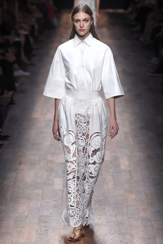 Valentino RTW Spring 2015。华伦天奴2015春夏高级成衣设计师组合Maria Grazia Chiuri和Pierpaolo Piccioli本季以18世纪英国上流社会年轻弟子毕业前会进行的环欧洲之旅 (the Grand Tour) 为灵感，并着重将目光锁定在了罗马、威尼斯、那不勒斯等等几个重要的意大利城市，在2015春夏季为Valentino女性塑造了一个奇妙的欧洲旅行衣橱。