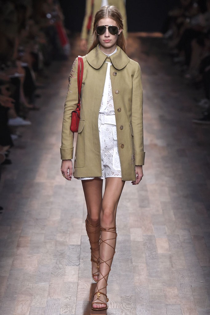 Valentino RTW Spring 2015。华伦天奴2015春夏高级成衣设计师组合Maria Grazia Chiuri和Pierpaolo Piccioli本季以18世纪英国上流社会年轻弟子毕业前会进行的环欧洲之旅 (the Grand Tour) 为灵感，并着重将目光锁定在了罗马、威尼斯、那不勒斯等等几个重要的意大利城市，在2015春夏季为Valentino女性塑造了一个奇妙的欧洲旅行衣橱。