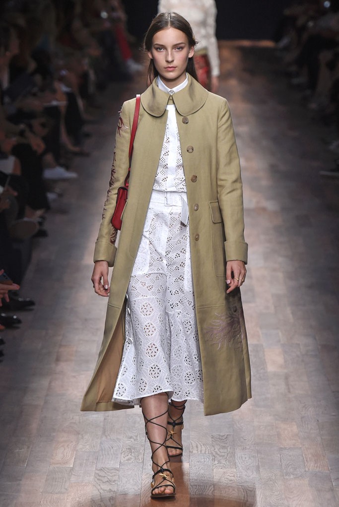 Valentino RTW Spring 2015。华伦天奴2015春夏高级成衣设计师组合Maria Grazia Chiuri和Pierpaolo Piccioli本季以18世纪英国上流社会年轻弟子毕业前会进行的环欧洲之旅 (the Grand Tour) 为灵感，并着重将目光锁定在了罗马、威尼斯、那不勒斯等等几个重要的意大利城市，在2015春夏季为Valentino女性塑造了一个奇妙的欧洲旅行衣橱。