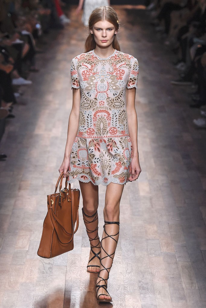 Valentino RTW Spring 2015。华伦天奴2015春夏高级成衣设计师组合Maria Grazia Chiuri和Pierpaolo Piccioli本季以18世纪英国上流社会年轻弟子毕业前会进行的环欧洲之旅 (the Grand Tour) 为灵感，并着重将目光锁定在了罗马、威尼斯、那不勒斯等等几个重要的意大利城市，在2015春夏季为Valentino女性塑造了一个奇妙的欧洲旅行衣橱。