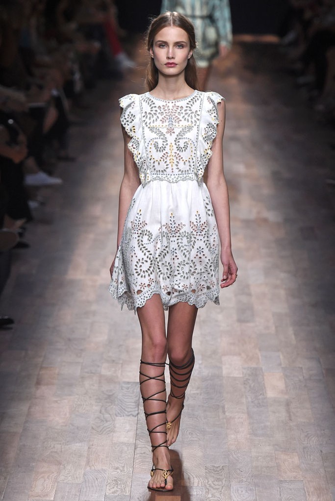 Valentino RTW Spring 2015。华伦天奴2015春夏高级成衣设计师组合Maria Grazia Chiuri和Pierpaolo Piccioli本季以18世纪英国上流社会年轻弟子毕业前会进行的环欧洲之旅 (the Grand Tour) 为灵感，并着重将目光锁定在了罗马、威尼斯、那不勒斯等等几个重要的意大利城市，在2015春夏季为Valentino女性塑造了一个奇妙的欧洲旅行衣橱。