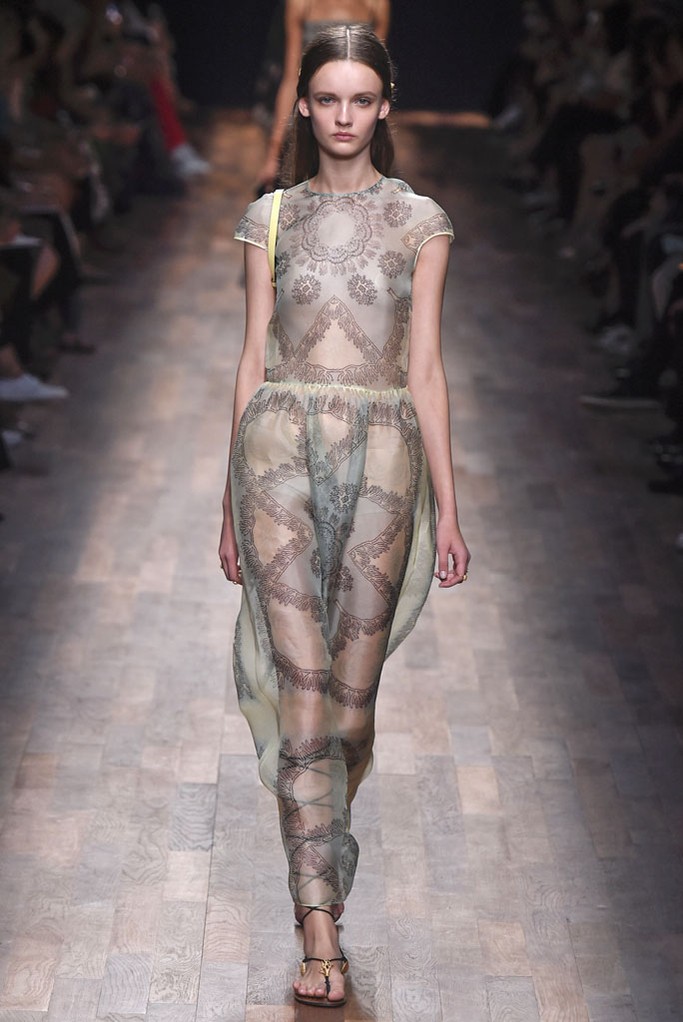 Valentino RTW Spring 2015。华伦天奴2015春夏高级成衣设计师组合Maria Grazia Chiuri和Pierpaolo Piccioli本季以18世纪英国上流社会年轻弟子毕业前会进行的环欧洲之旅 (the Grand Tour) 为灵感，并着重将目光锁定在了罗马、威尼斯、那不勒斯等等几个重要的意大利城市，在2015春夏季为Valentino女性塑造了一个奇妙的欧洲旅行衣橱。