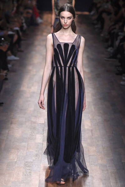 Valentino RTW Spring 2015。华伦天奴2015春夏高级成衣设计师组合Maria Grazia Chiuri和Pierpaolo Piccioli本季以18世纪英国上流社会年轻弟子毕业前会进行的环欧洲之旅 (the Grand Tour) 为灵感，并着重将目光锁定在…