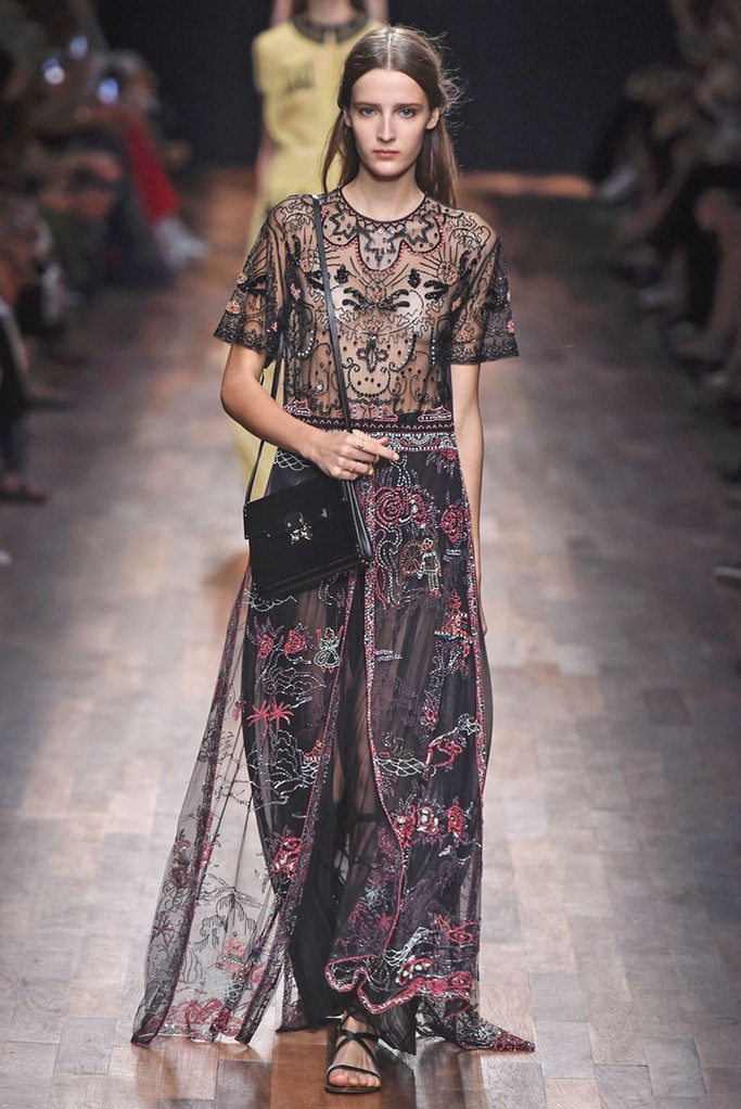 Valentino RTW Spring 2015。华伦天奴2015春夏高级成衣设计师组合Maria Grazia Chiuri和Pierpaolo Piccioli本季以18世纪英国上流社会年轻弟子毕业前会进行的环欧洲之旅 (the Grand Tour) 为灵感，并着重将目光锁定在了罗马、威尼斯、那不勒斯等等几个重要的意大利城市，在2015春夏季为Valentino女性塑造了一个奇妙的欧洲旅行衣橱。