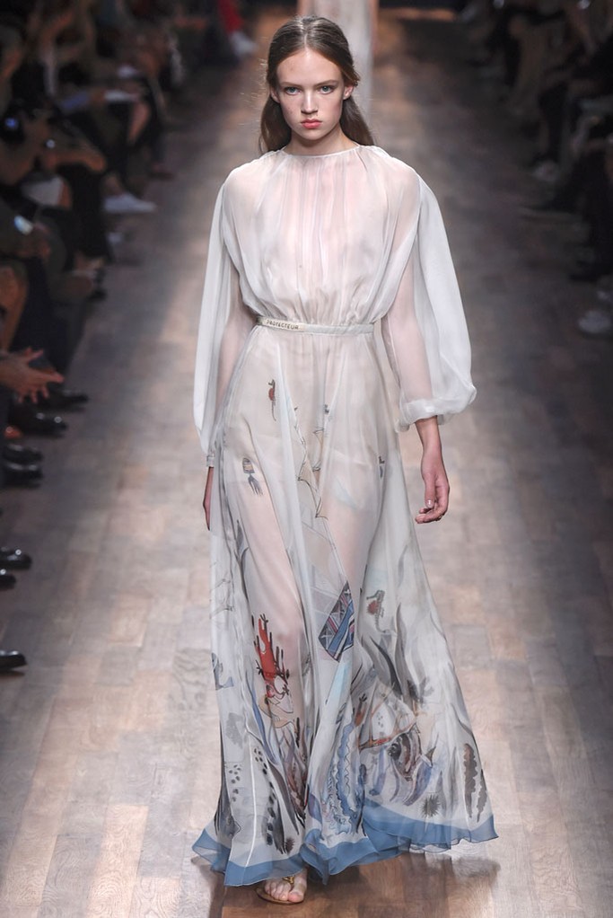 Valentino RTW Spring 2015?；滋炫?015春夏高级成衣设计师组合Maria Grazia Chiuri和Pierpaolo Piccioli本季以18世纪英国上流社会年轻弟子毕业前会进行的环欧洲之旅 (the Grand Tour) 为灵感，并着重将目光锁定在了罗马、威尼斯、那不勒斯等等几个重要的意大利城市，在2015春夏季为Valentino女性塑造了一个奇妙的欧洲旅行衣橱。