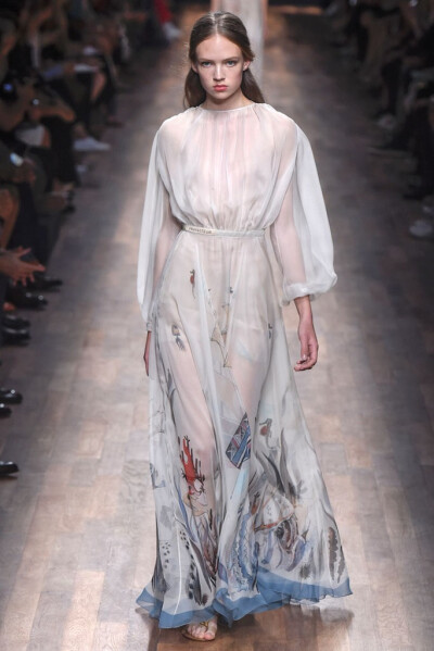 Valentino RTW Spring 2015?；滋炫?015春夏高级成衣设计师组合Maria Grazia Chiuri和Pierpaolo Piccioli本季以18世纪英国上流社会年轻弟子毕业前会进行的环欧洲之旅 (the Grand Tour) 为灵感，并着重将目光锁定在…