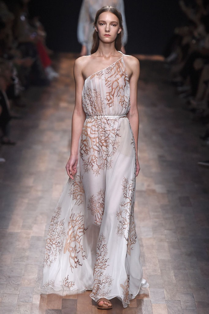 Valentino RTW Spring 2015。华伦天奴2015春夏高级成衣设计师组合Maria Grazia Chiuri和Pierpaolo Piccioli本季以18世纪英国上流社会年轻弟子毕业前会进行的环欧洲之旅 (the Grand Tour) 为灵感，并着重将目光锁定在了罗马、威尼斯、那不勒斯等等几个重要的意大利城市，在2015春夏季为Valentino女性塑造了一个奇妙的欧洲旅行衣橱。