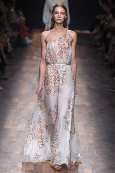 Valentino RTW Spring 2015?；滋炫?015春夏高级成衣设计师组合Maria Grazia Chiuri和Pierpaolo Piccioli本季以18世纪英国上流社会年轻弟子毕业前会进行的环欧洲之旅 (the Grand Tour) 为灵感，并着重将目光锁定在…