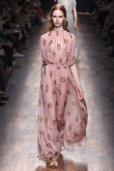 Valentino RTW Spring 2015。华伦天奴2015春夏高级成衣设计师组合Maria Grazia Chiuri和Pierpaolo Piccioli本季以18世纪英国上流社会年轻弟子毕业前会进行的环欧洲之旅 (the Grand Tour) 为灵感，并着重将目光锁定在…