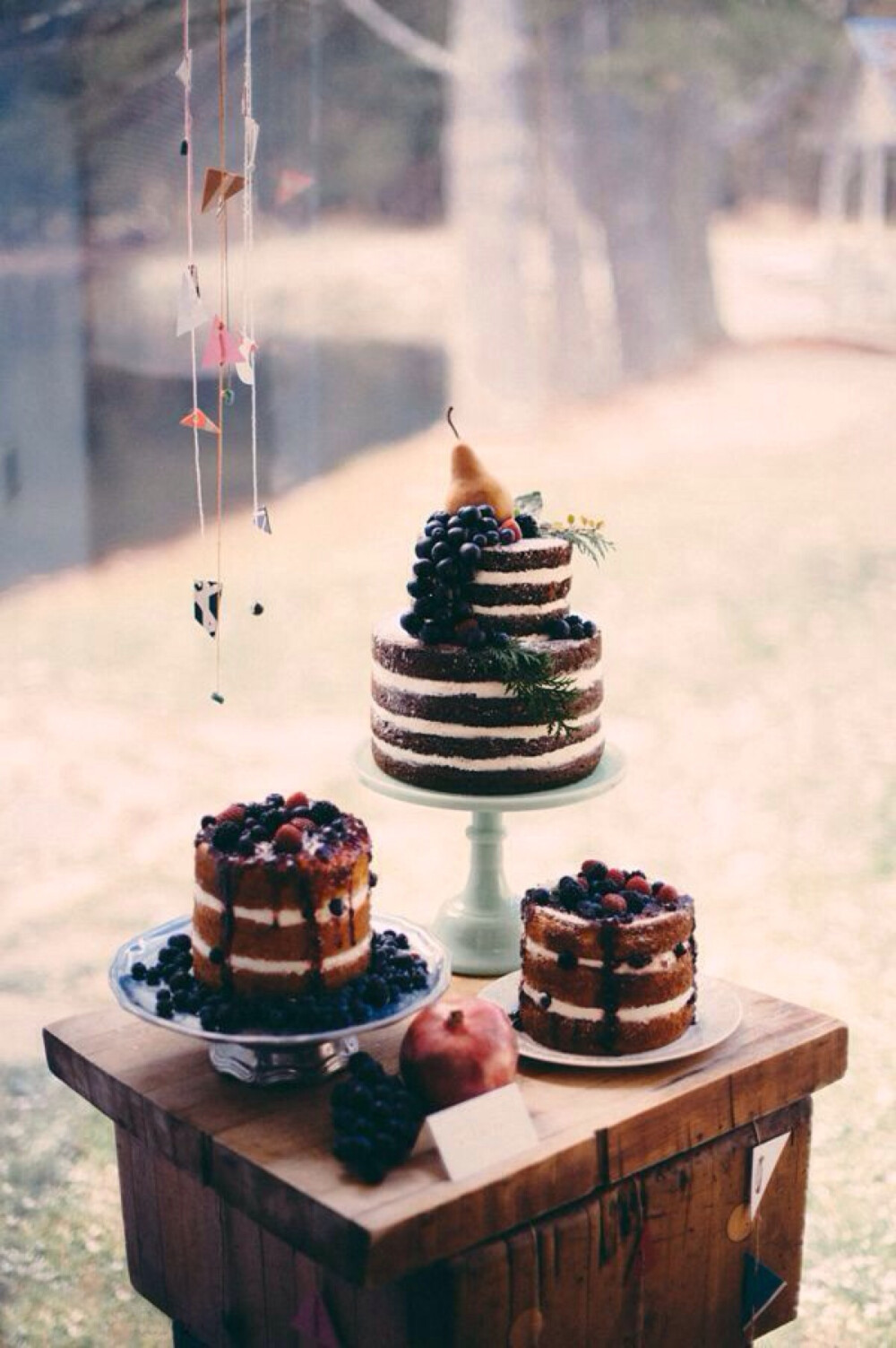 “裸蛋糕”通常只简单的搭配鲜花、绿叶和水果装扮即可，没有翻糖照样美！田园婚礼甜点专属裸蛋糕，充满清新的味道。