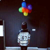 【情侣头像】 爱上一个不爱自己的人，那个人还神经粗 大的什么都不知道，甚至和别人两情相悦 ，却还是舍不得放手。为他细心安排的生 日，他没过完，反倒匆匆地离开，只留下他一个人。或许早就知道的，知道他们只 能…