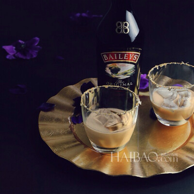 百利 (Baileys) 特别推出百利甜酒女王礼盒，致敬于自信坚强的现代女性。百利 (Baileys) 甜酒咖啡风味与专属“女王”的高贵酒杯的别致组合，将赋予更加美妙的味觉和感官体验。