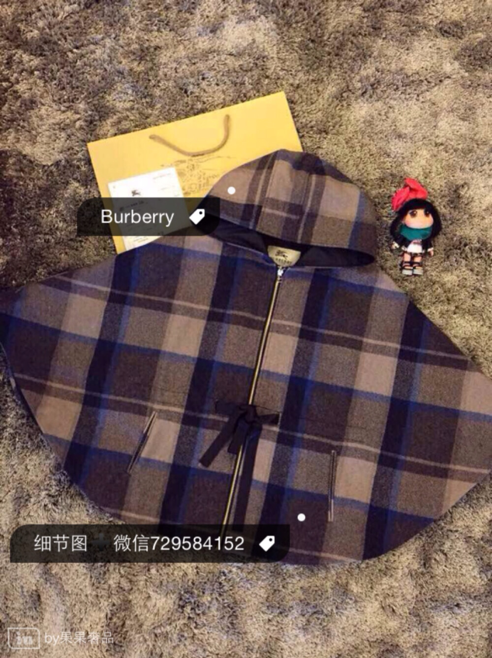 550Burberry斗篷高矮都能穿 目测将成为下一个爆款✔️进入月，这个时候就该换季单品出场了此款斗篷100%羊毛材质，配专柜纸袋以及机打购物小票小 中 大 三码 小码衣长57 每个码数衣长 差2厘米