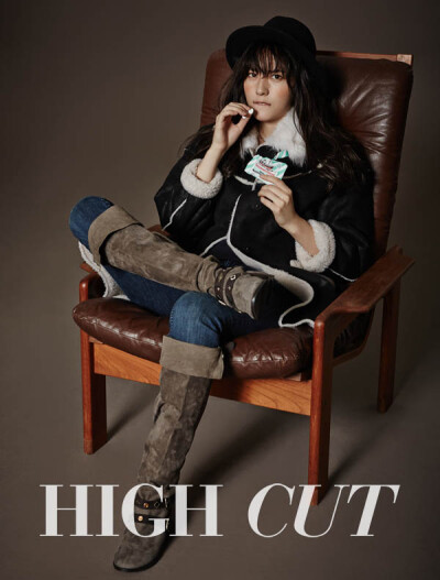 f(X)成员Krystal牵手时尚品牌「Jill By Jill Stuart」为时尚杂志《HIGH CUT》出镜，以俏皮雀斑男孩风展现别样魅力。