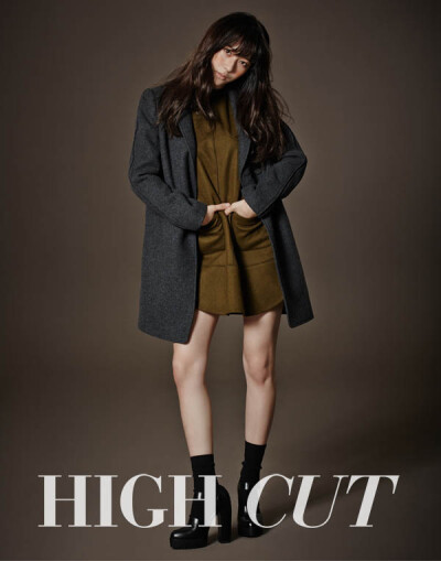 f(X)成员Krystal牵手时尚品牌「Jill By Jill Stuart」为时尚杂志《HIGH CUT》出镜，以俏皮雀斑男孩风展现别样魅力。