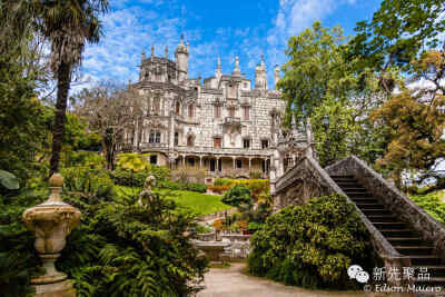 雷加莱拉庄园（Quinta da Regaleira）-葡萄牙,辛特拉 雷加莱拉庄园位于葡萄牙辛特拉历史中心附近。作为辛特拉文化景观的一部分被联合国教科文组织列为世界遗产。一定记得去Gruta do Labirinto和那里神秘的许愿井！