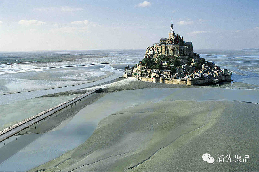 圣米歇尔山（Le Mont-Saint-Michel），法国 圣米歇尔山法国布列塔尼的一个小岛。岛及其海湾是联合国教科文组织认证的世界文化遗产