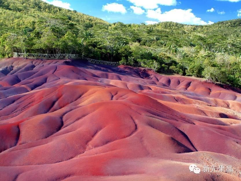 . 地球七色土（Chamarel）, 毛里求斯 一定要在蔚蓝的海水里游泳，在海滩上放松。