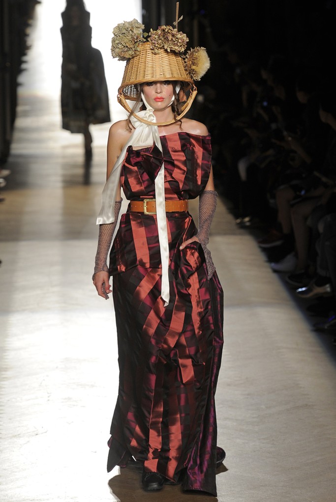 Vivienne Westwood RTW Spring 2015。薇薇安·威斯特伍德2015春夏巴黎时装周高级成衣。这个系列总结为对Vivienne Westwood整个设计生涯的回顾，并且从各个历史时期汲取了廓形灵感。“终结生态灭绝”成为本季女装秀的主题，此外设计师也希望通过这个系列为全世界的孩子献上敬意！