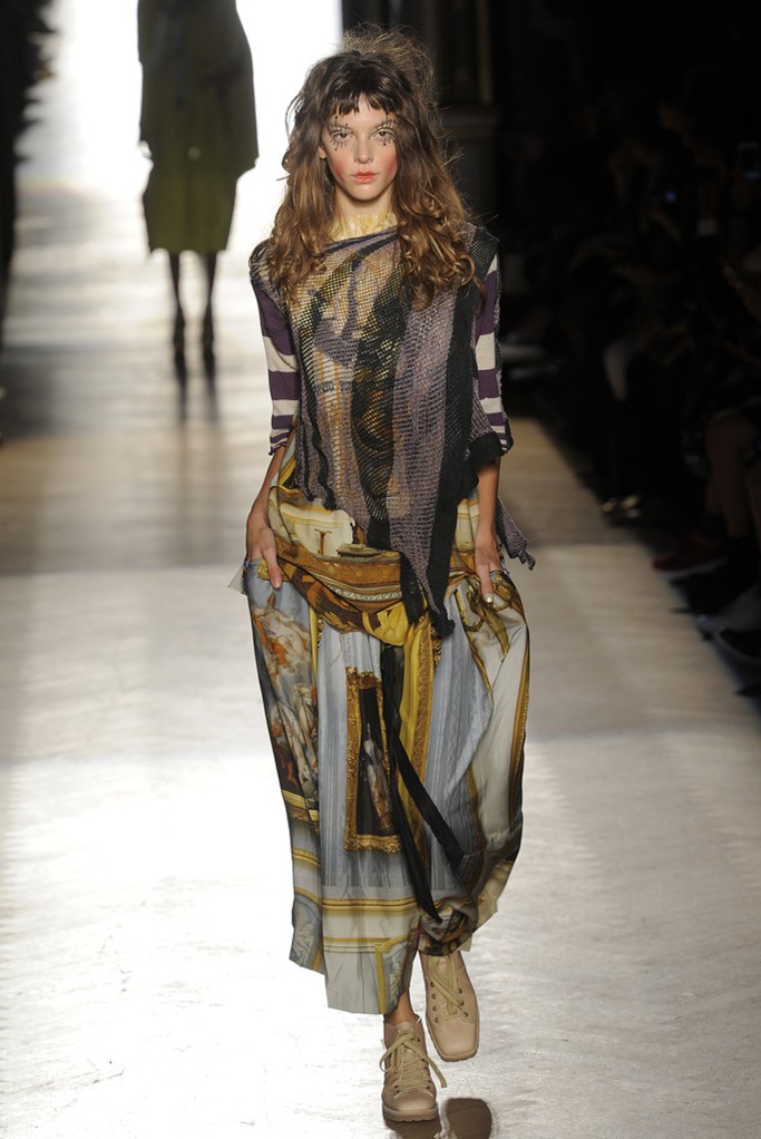 Vivienne Westwood RTW Spring 2015。薇薇安·威斯特伍德2015春夏巴黎时装周高级成衣。这个系列总结为对Vivienne Westwood整个设计生涯的回顾，并且从各个历史时期汲取了廓形灵感。“终结生态灭绝”成为本季女装秀的主题，此外设计师也希望通过这个系列为全世界的孩子献上敬意！