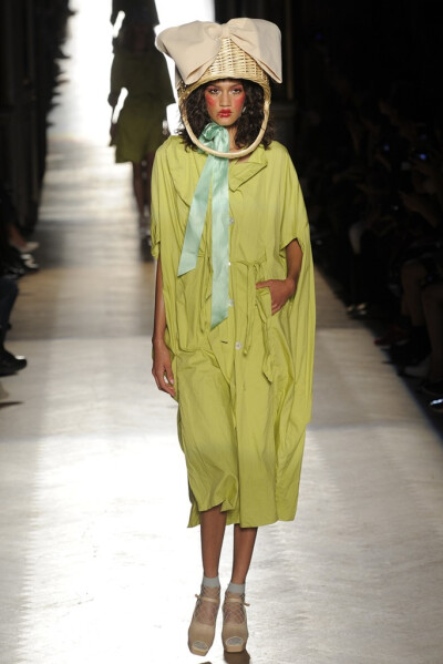 Vivienne Westwood RTW Spring 2015。薇薇安·威斯特伍德2015春夏巴黎时装周高级成衣。这个系列总结为对Vivienne Westwood整个设计生涯的回顾，并且从各个历史时期汲取了廓形灵感。“终结生态灭绝”成为本季女装秀的…