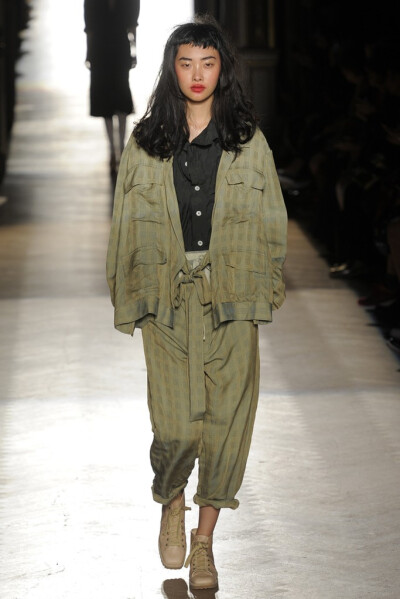 Vivienne Westwood RTW Spring 2015。薇薇安·威斯特伍德2015春夏巴黎时装周高级成衣。这个系列总结为对Vivienne Westwood整个设计生涯的回顾，并且从各个历史时期汲取了廓形灵感。“终结生态灭绝”成为本季女装秀的…