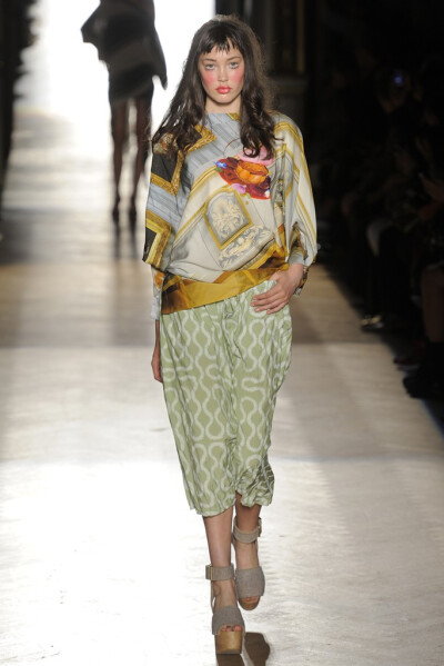 Vivienne Westwood RTW Spring 2015。薇薇安·威斯特伍德2015春夏巴黎时装周高级成衣。这个系列总结为对Vivienne Westwood整个设计生涯的回顾，并且从各个历史时期汲取了廓形灵感。“终结生态灭绝”成为本季女装秀的…