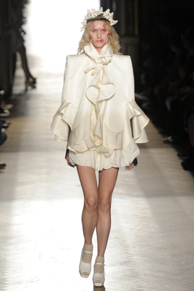 Vivienne Westwood RTW Spring 2015。薇薇安·威斯特伍德2015春夏巴黎时装周高级成衣。这个系列总结为对Vivienne Westwood整个设计生涯的回顾，并且从各个历史时期汲取了廓形灵感。“终结生态灭绝”成为本季女装秀的…