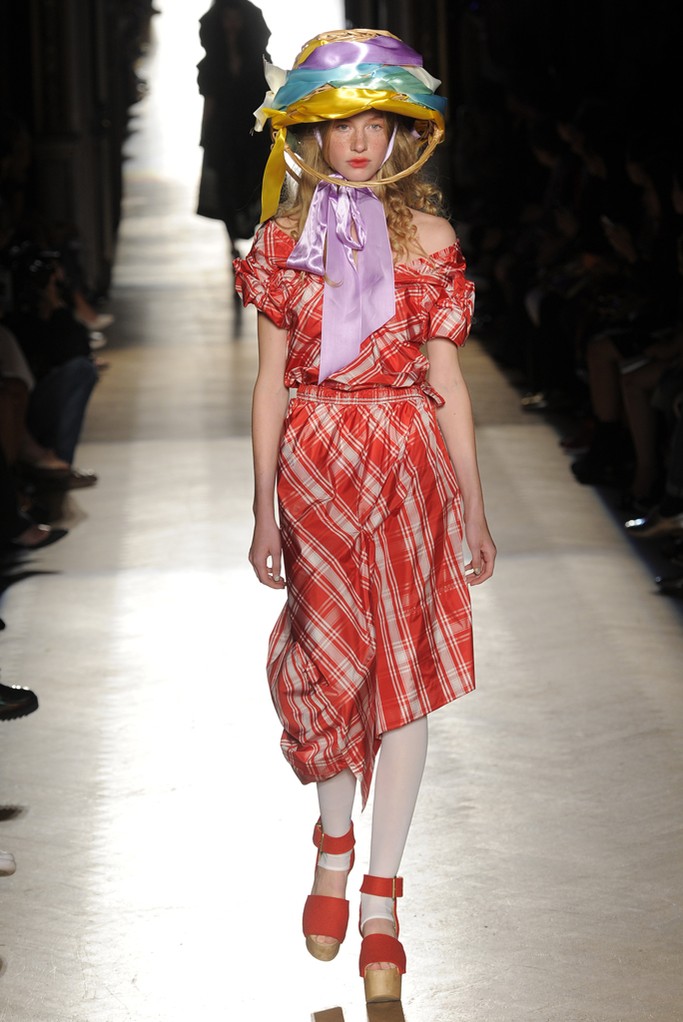 Vivienne Westwood RTW Spring 2015。薇薇安·威斯特伍德2015春夏巴黎时装周高级成衣。这个系列总结为对Vivienne Westwood整个设计生涯的回顾，并且从各个历史时期汲取了廓形灵感。“终结生态灭绝”成为本季女装秀的主题，此外设计师也希望通过这个系列为全世界的孩子献上敬意！