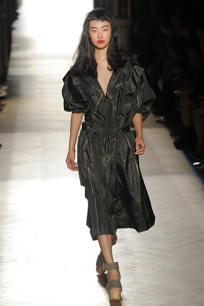 Vivienne Westwood RTW Spring 2015。薇薇安·威斯特伍德2015春夏巴黎时装周高级成衣。这个系列总结为对Vivienne Westwood整个设计生涯的回顾，并且从各个历史时期汲取了廓形灵感。“终结生态灭绝”成为本季女装秀的主题，此外设计师也希望通过这个系列为全世界的孩子献上敬意！