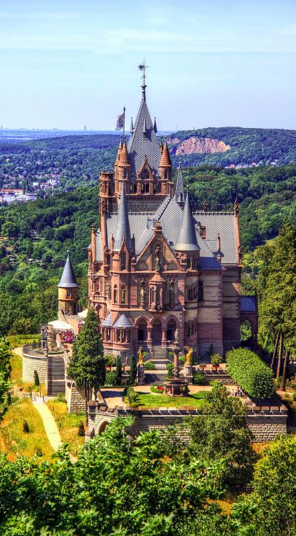 Schloss Drachenburg in Königswinter on the Rhine River near the city of Bonn. Germany。 这座新哥特式的龙堡，是位于德国波恩附近的一个小城市 Königswinter私人别墅 ，看起来很像是中世纪的产物，但是事实上它建于19世纪80年代。