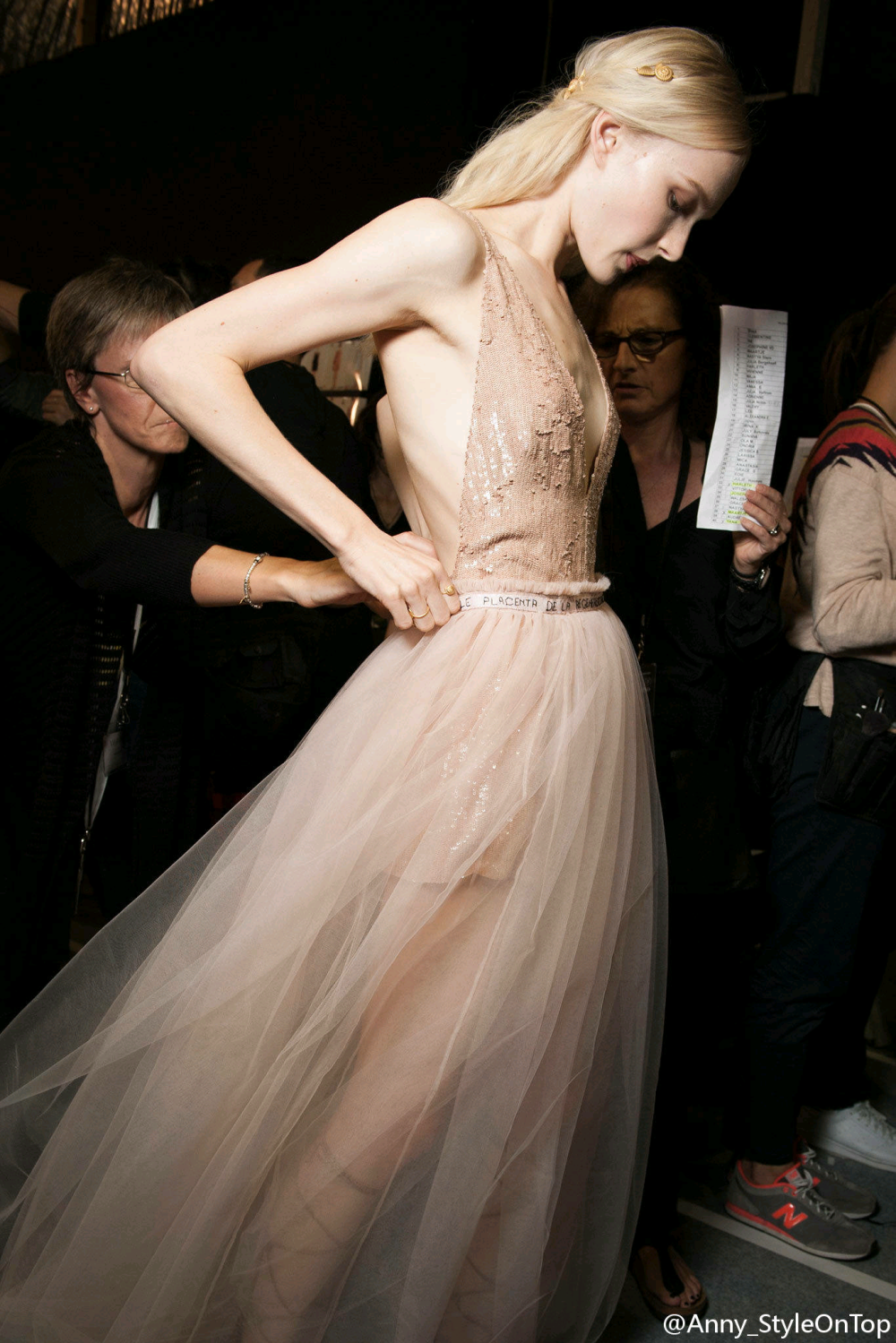 Backstage. Valentino S/S 2015 后台，仙女的群居地