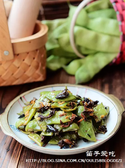 梅干菜烧油豆角 神级米饭杀手瞬间秒饭 原料：油豆角1把、梅干菜、大蒜半头、蚝油1小勺、生抽1小勺、盐1/2小勺、糖1小勺、油3小勺 1、梅干菜浸泡一整天，油豆角切成菱形片 2、锅里放3小勺油，油热后将油豆角放锅中煸…