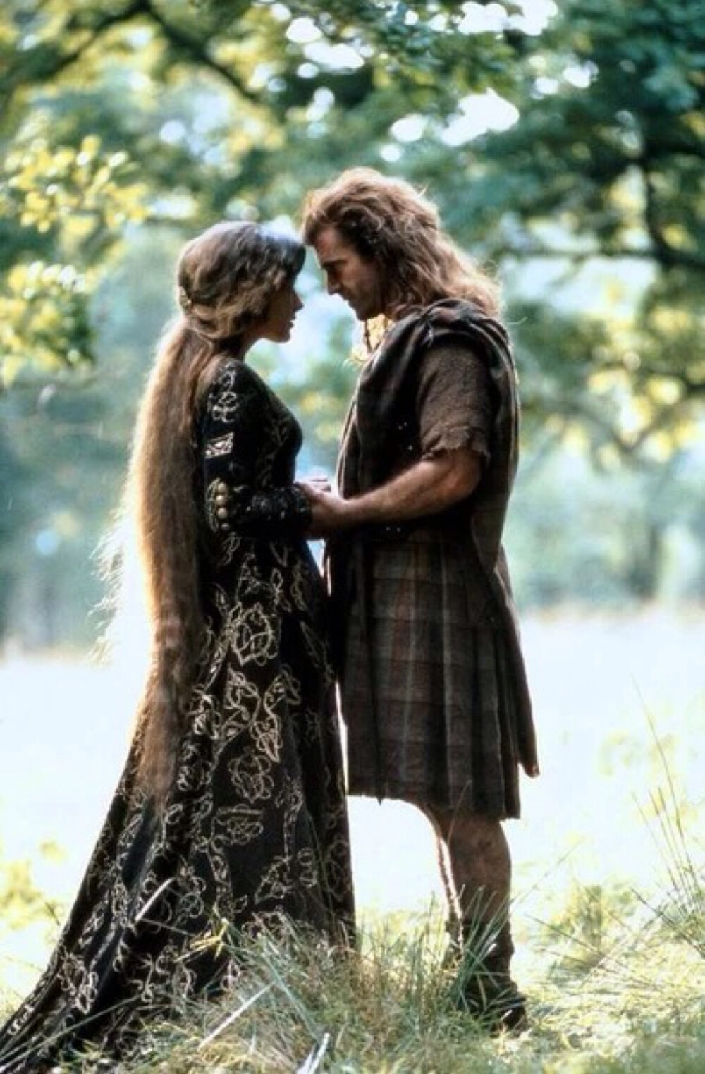 我知道 你会浮躁懊恼 无所适从般想念我的味道 我们潇洒地做了彼此的曾经沧海 倘能抚摸你的脸颊 你定会像孩子般蹭我的手 流出眼泪吧