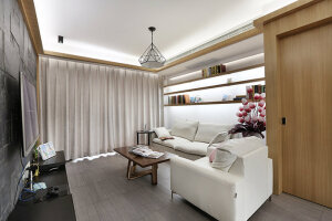 贝尔地板分享：客厅的墙体采用玻璃质感，引进大量的光线，使得空间具有穿透感。