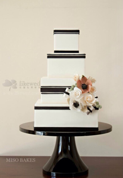 【黑白婚礼蛋糕】它常见于复古主题的婚礼中，但也不仅限于此，黑白蛋糕同样是当下各种新潮婚礼的一种简洁选择。