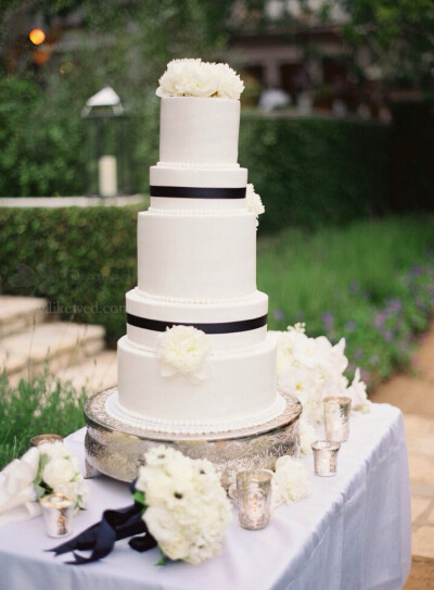 【黑白婚礼蛋糕】它常见于复古主题的婚礼中，但也不仅限于此，黑白蛋糕同样是当下各种新潮婚礼的一种简洁选择。