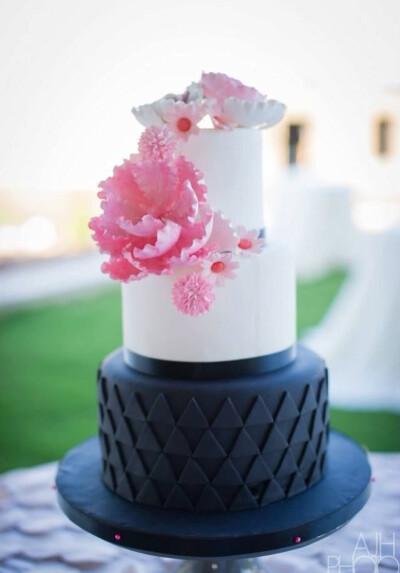 【创意几何婚礼蛋糕】将几何图形运用到婚礼蛋糕上，立刻让蛋糕独特起来了。