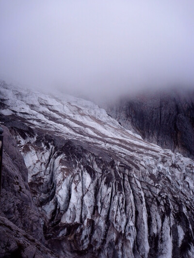 玉龙雪山下雪了