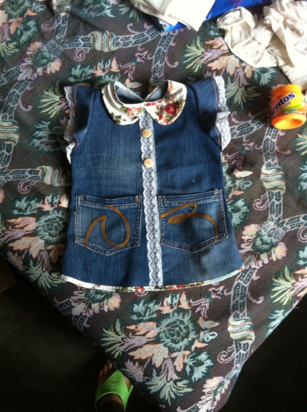 旧牛仔裤改宝宝罩衫