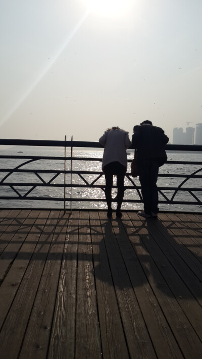 、一米阳光下的两个人，时光静止。