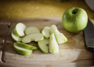 爱你 于是苦也值得 爱你 于是痛也值得 爱你 于是胡言乱语低下骄傲的头也值得 让世人看到嘲笑我的脆弱也值得 你能不能再次回答我 爱一个人需要理由么