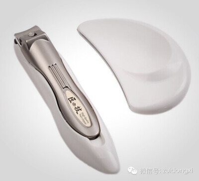 素雅的白色，显得优雅而内敛；舒畅的身段，塑造出流线型的动感。无论是防滑凹槽还是吻合手指形状的手柄，摸起来一样手感顺滑，能清晰地感知到人体工学的运用。闲着没事把玩把玩，也挺不错。